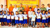 Công an TP Cần Thơ tặng quà cho học sinh hiếu học dân tộc Khơ-me