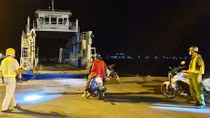 Công an "lụy phà" để 4 người dân được về nhà trong đêm