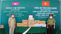 Hỗ trợ phòng, chống dịch COVID-19 cho bà con Việt kiều và Công an các địa phương Campuchia