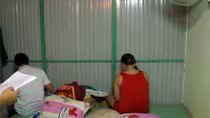 Chủ quán cà phê cùng nhân viên phục vụ khách... tới bến