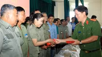 Công an TP Long Xuyên chăm lo Tết cho Công an viên và BVDP