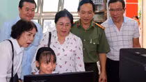 Báo CAND và Công ty Duy Lợi tặng máy vi tính cho trường học vùng sâu