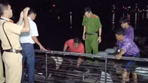 Bắt quả tang ghe cào và xuồng dùng xung điện đánh bắt cá