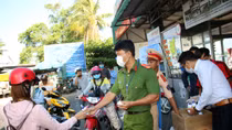 Người dân được phát cồn y tế miễn phí 