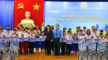 Phó Chủ tịch nước Đặng Thị Ngọc Thịnh tặng quà học sinh và hộ nghèo