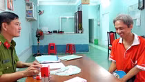 Người đàn ông nghèo nhặt được 50 triệu đồng đem giao nộp Công an