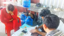 Bà chủ 63 tuổi cùng nhân viên kích dục cho khách trong quán cà phê