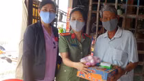 Trao quà hỗ trợ người bán vé số