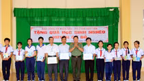 Báo CAND cùng nhà hảo tâm tặng tập, viết cho học sinh nghèo