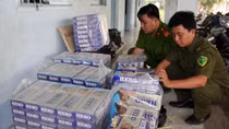 Triệt phá điểm tập kết thuốc lá lậu tại bãi đất trống vào lúc gà gáy