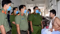 Thăm hỏi, tặng 10 triệu đồng 2 người dân bị thương trong lúc truy bắt cướp