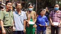 Công an tỉnh An Giang xây nhà mới, trao tiền hỗ trợ các hộ bị hỏa hoạn