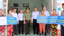 Công an An Giang hỗ trợ xây nhà mới cho các hộ gia đình có nhà bị cháy ở TP Châu Đốc