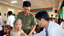 Thăm khám, cấp phát thuốc miễn phí, tặng quà cho bà con nghèo vùng sâu