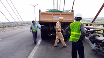Xe tải chở đá bốc cháy dữ dội trên cầu Cần Thơ