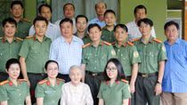 Cục Quản lý xuất nhập cảnh tại phía Nam thăm hỏi, tặng quà Mẹ VNAH
