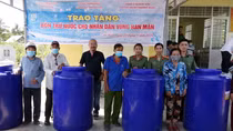 Công an Bến Tre tiếp tục hỗ trợ nước ngọt cho người dân