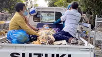 Công an phường chở cụ bà nguy kịch đến bệnh viện cấp cứu kịp thời