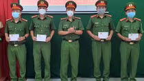 Khen thưởng Tổ công tác truy bắt tên trộm dùng kim tiêm tấn công Cảnh sát
