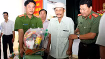 Trao những phần quà Tết nghĩa tình đến người dân Cờ Đỏ anh hùng