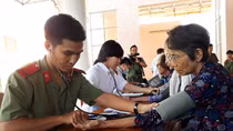 Khám bệnh, cấp phát thuốc miễn phí cho gia đình chính sách