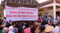 Thăm khám, cấp phát thuốc miễn phí cho bà con nghèo huyện Cờ Đỏ