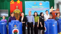 Trao 2.000 bồn chứa nước cho người dân vùng hạn mặn Bến Tre