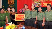 Chủ tịch Quốc hội thăm, chúc tết tại Bến Tre và Tiền Giang