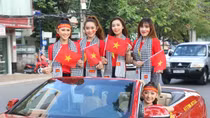 Hot girl Tây Đô quấn khăn rằn thêu cờ Tổ quốc cổ vũ U22 Việt Nam