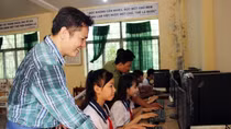 Báo CAND trao tặng máy vi tính cho học sinh vùng nông thôn