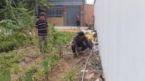  Cuộc sống bị đảo lộn do bị cắt nước sinh hoạt giữa mùa nắng nóng 
