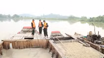  11 thuyền khai thác cát trái phép trên sông Đồng Nai