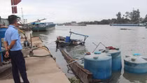 Hàng chục tấn hóa chất trên thuyền máy chìm nghỉm xuống sông Đồng Nai