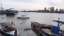 Trục vớt thuyền máy chở hàng chục tấn hóa chất chìm xuống sông Đồng Nai