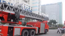 Nam thanh niên nghi ngáo đá, cởi đồ đòi nhảy lầu 10 xuống đất