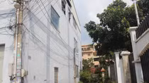  Nam thanh niên nghi ngáo đá biến mình thành... chim từ lầu 2