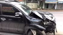 Ô tô chở thuốc lá lậu bỏ chạy sau khi gây tai nạn