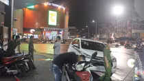  10 đối tượng "vác" dao và mã tấu rượt đuổi chém gục một thanh niên