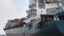 Hai tàu biển chở container đâm va trên sông Đồng Nai
