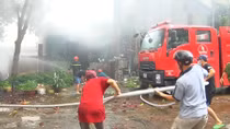 Cháy cửa hàng phụ tùng ô tô gần cây xăng