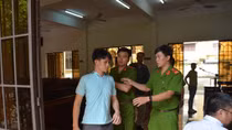 Cha táng tận lương tâm đạp con tử vong rồi đem chôn ở vườn