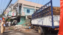 Xe tải mất lái "ủi sập" nhà dân, đổ trụ cổng UBND phường