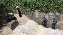 Hàng trăm người vẫn đang tìm kiếm cháu bé bị nước cuốn mất tích 