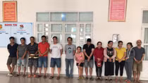 Tạm giữ hình sự 13 đối tượng đánh bạc trong rừng tràm
