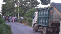 Dân chặn xe vận chuyển rác thải vào nhà máy xử lý rác
