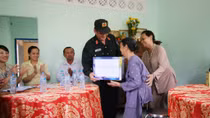 Trung đoàn Cảnh sát cơ động Đông Nam Bộ trao nhà nhà tình nghĩa cho mẹ liệt sỹ