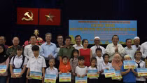 Phó Thủ tướng thường trực Trương Hòa Bình trao học bổng cho học sinh người Chăm ở TP Hồ Chí Minh