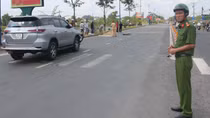 Băng ngang đường, một phụ nữ bị ô tô đâm văng xa hàng chục mét 