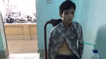 Nhiều hung khí trong nhà đối tượng nghiện đi bán lẻ ma túy 