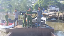 Thuyền gắn máy mã lực "khủng" bơm hút cát lậu trên sông Đồng Nai